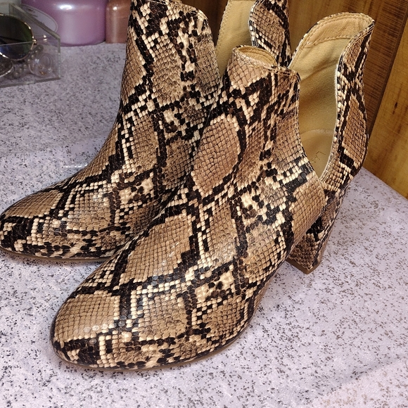 🐍 faux snake skin heel Booties - Picture 2 of 5